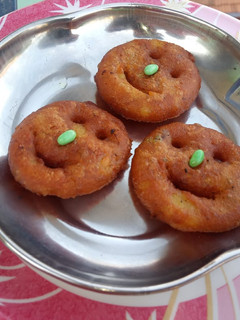 உருளைக்கிழங்கு ஸ்மைலி (Urulaikilanku smiley recipe in tamil) செய்முறை முக்கிய புகைப்படம்