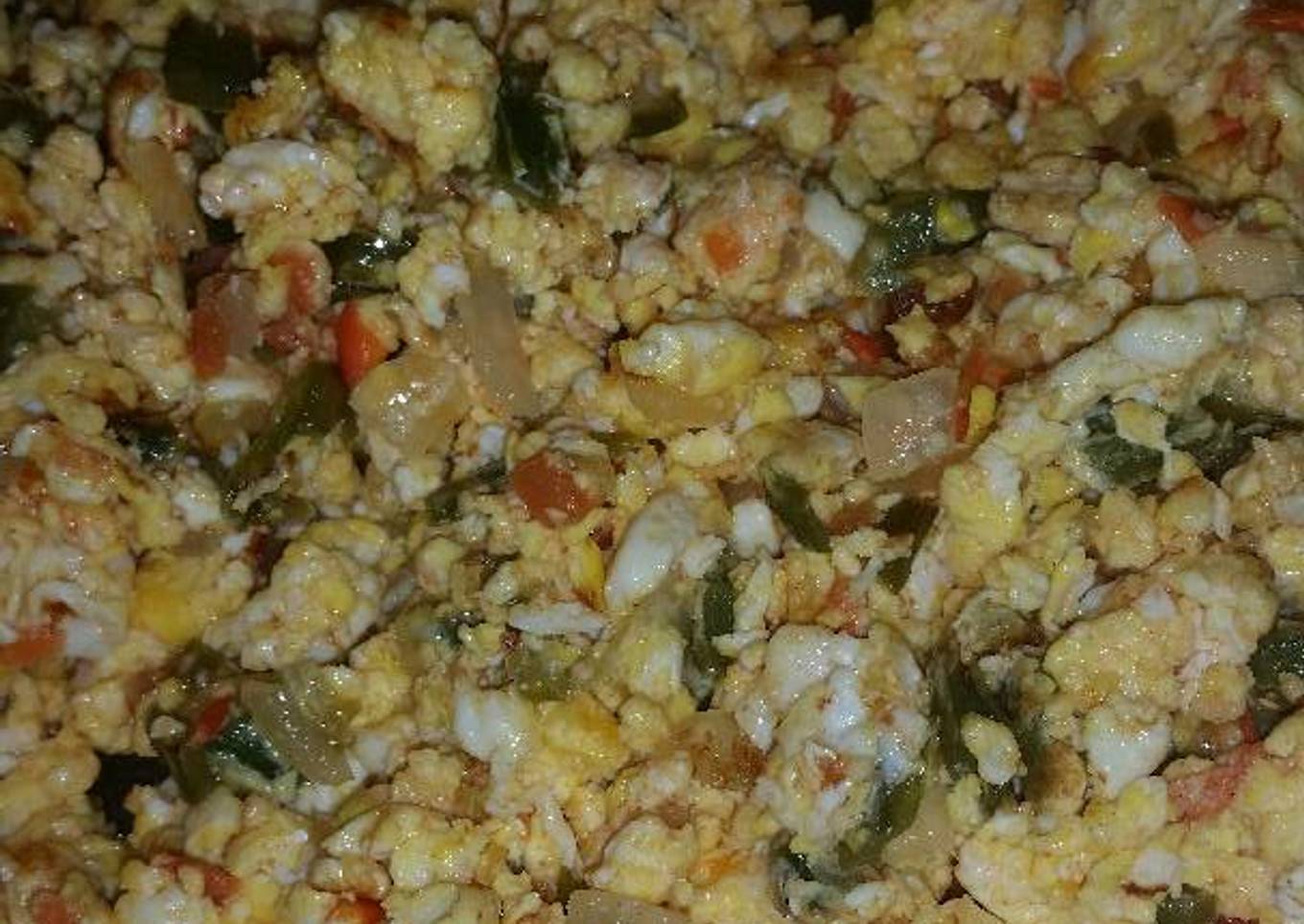 Huevos revueltos con verdura.