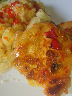 Édes -chili mártásban sült hús, krumplival recept fotója