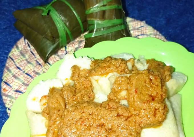 Cara Membuat Burasa Atau Lapat atau buras plus sambal kacang Rumahan