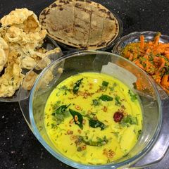 A picture of Urad ki daal r bajre ki roti.