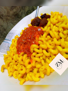 Yellow macaroni with stew ainihin hoton girkin