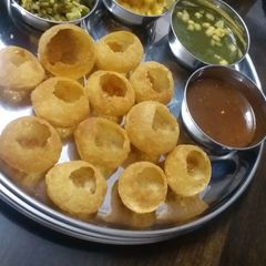 A picture of Gol gappa.