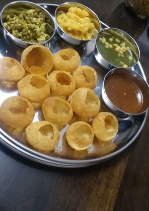 A picture of Gol gappa.