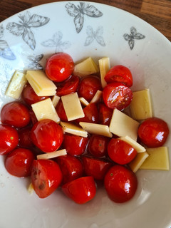 Una foto de Ensalada de tomate cherry