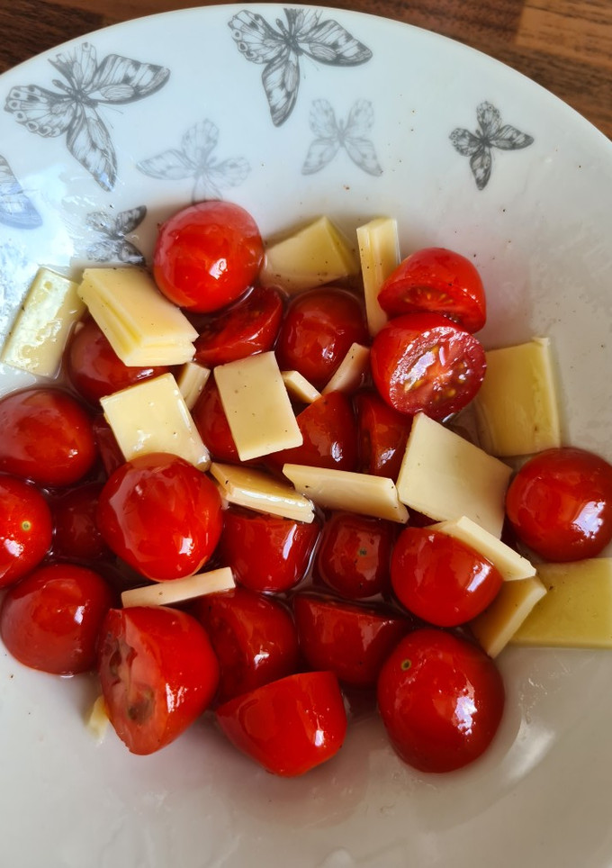 Una foto de Ensalada de tomate cherry