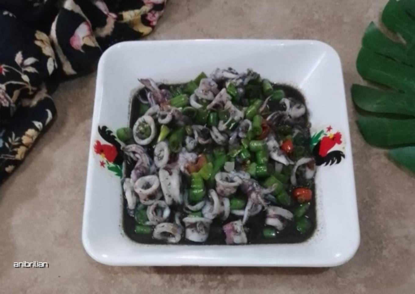 Tambahkan cumi hitam goreng + kacang panjang