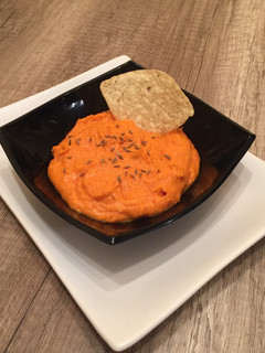 Una foto de Hummus de pimiento