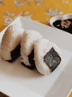 Una foto de Onigiri de atún y palmitos 🇯🇵