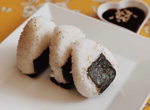 Una foto de Onigiri de atún y palmitos 🇯🇵