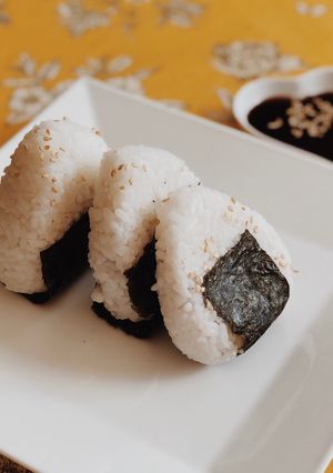 Una foto de Onigiri de atún y palmitos 🇯🇵