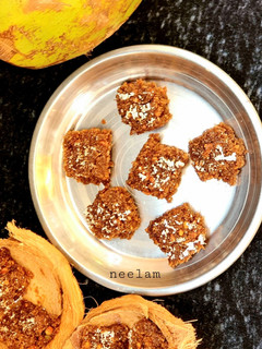 कच्चे नारियल और गुड़ की बर्फ़ी (Kachhe nariyal aur gud ki barfi recipe in hindi) रेसिपी मुख्य फोटो