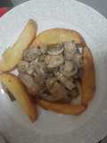 Pollo al champiñón con papas doradas