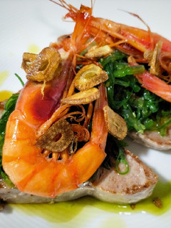 Una foto de Suprema de atún con alga wakame y gamba roja
