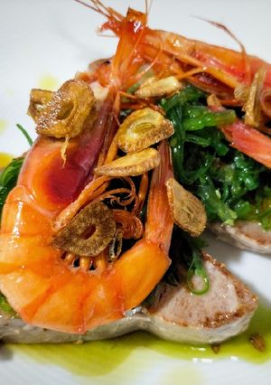 Una foto de Suprema de atún con alga wakame y gamba roja