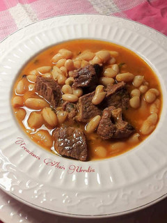 Una foto de Alubias blancas con carne de ternera y verduras