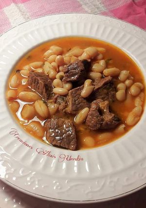 Foto principal de Alubias blancas con carne de ternera y verduras