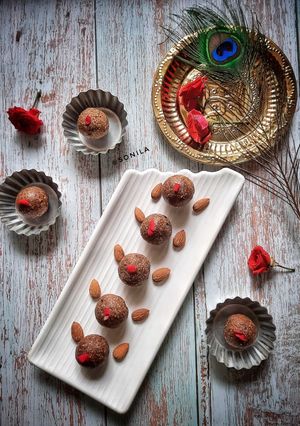 A picture of Oats dryfruits ladoo.