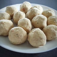 A picture of Maladu/ Roasted Gram Ladoo.