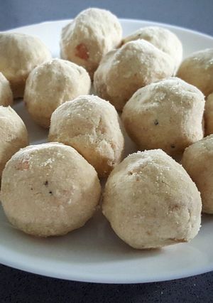 A picture of Maladu/ Roasted Gram Ladoo.