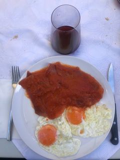 Una foto de Magras con tomate y huevos fritos