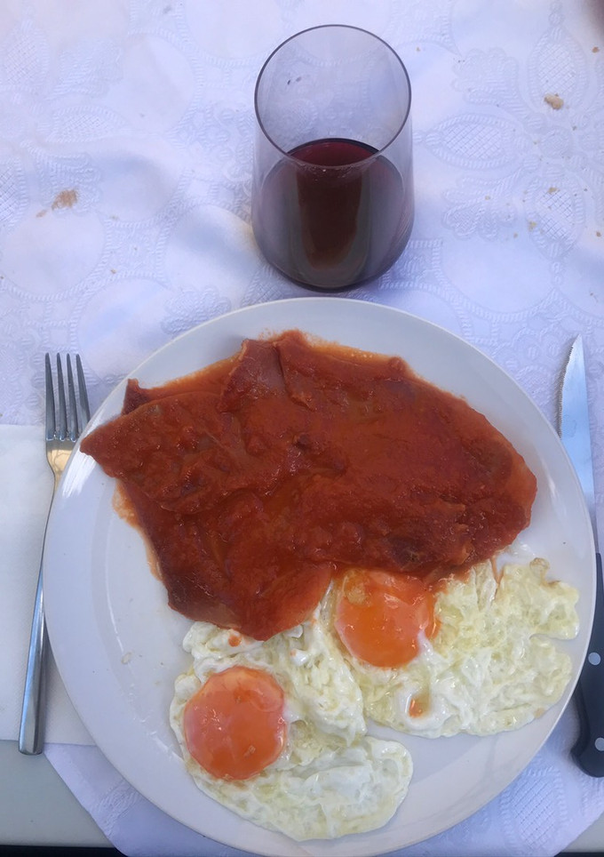 Una foto de Magras con tomate y huevos fritos