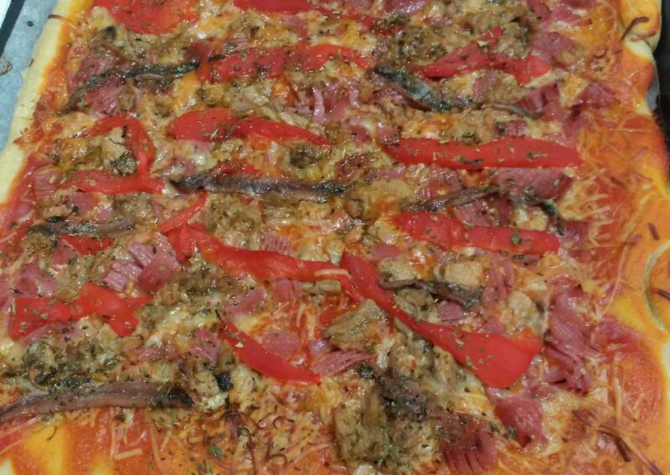 Pizza artesana de atún, pimientos y anchoas