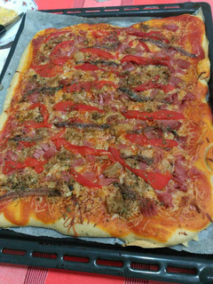 Una foto de Pizza artesana de atún, pimientos y anchoas