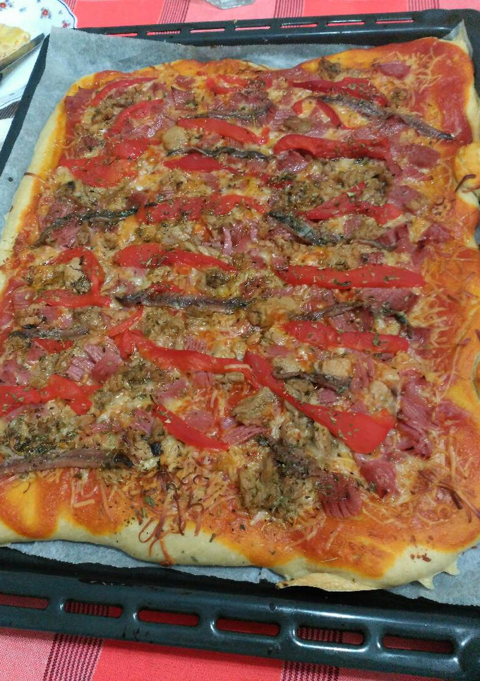 Una foto de Pizza artesana de atún, pimientos y anchoas