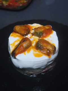 Una foto de Timbal de berenjenas, salmón, mejillones y yogurt griego