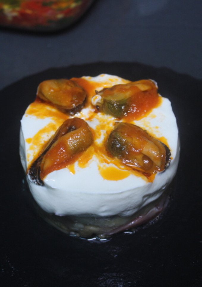 Una foto de Timbal de berenjenas, salmón, mejillones y yogurt griego