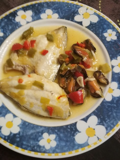 Una foto de Dorada con pisto de mejillones