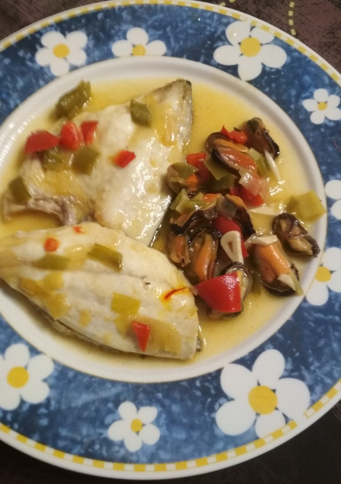Una foto de Dorada con pisto de mejillones