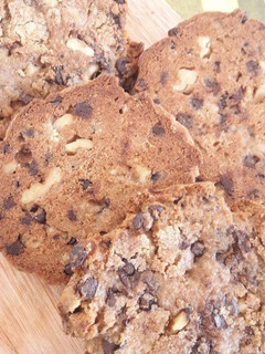 Una foto de Cookies (galletitas) con chips de chocolate y nueces