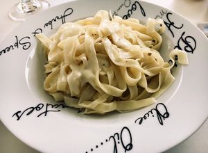 Una foto de Papardelle con crema de limón y salvia (o cualquier pasta)