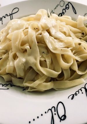 Una foto de Papardelle con crema de limón y salvia (o cualquier pasta)