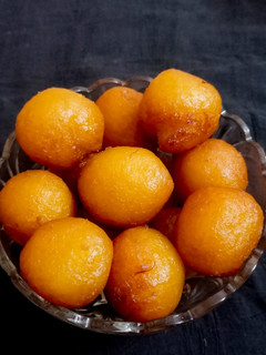 ગુલાબ જાંબુ (Gulab Jamun Recipe In Gujarati) રેસીપી મુખ્ય ફોટો