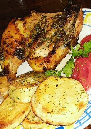 Una foto de Muslo de pollo al horno con papa a la provenzal.
