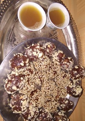 صورة لوصفة قهوة عربية (شريخ) مع تمر