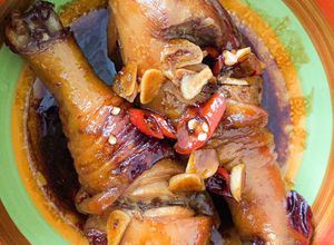 Hình của món Đùi gà chiên xì dầu mật ong.