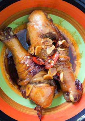 Hình của món Đùi gà chiên xì dầu mật ong.