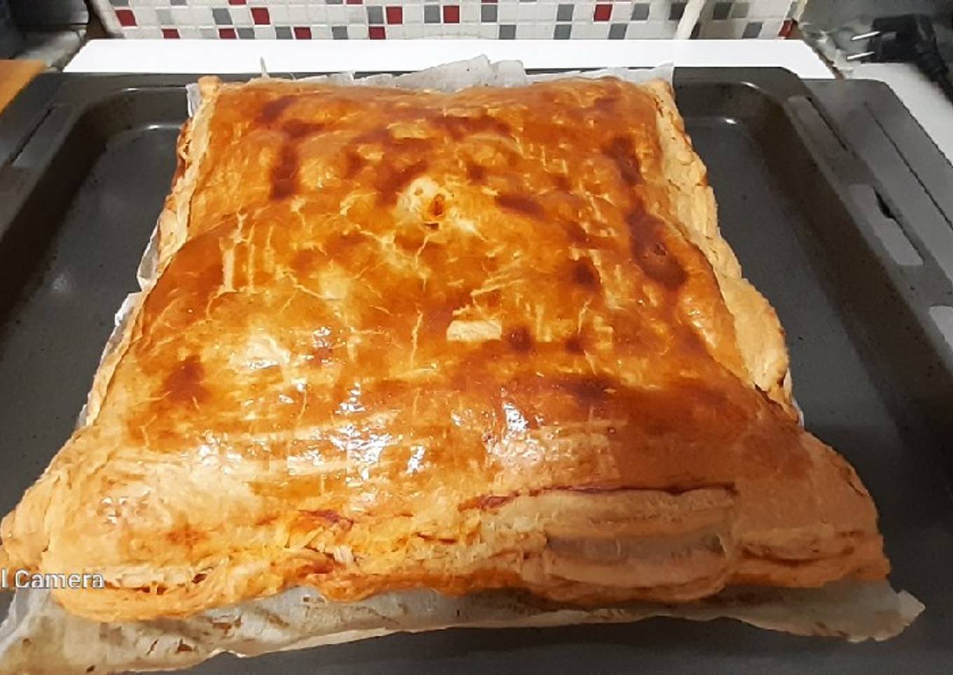 Empanada de hojaldre de salmón fresco y gambas