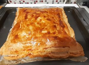 Una foto de Empanada de hojaldre de salmón fresco y gambas