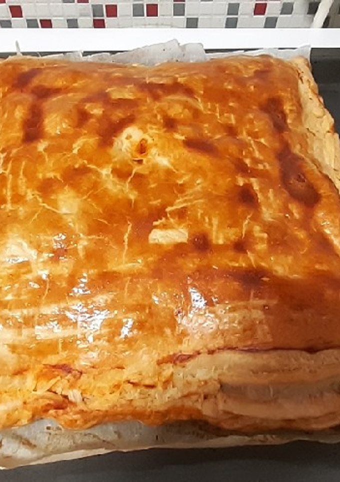 Una foto de Empanada de hojaldre de salmón fresco y gambas