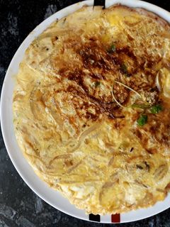 Una foto de Tortilla de cebolla tierna con brotes de brócoli