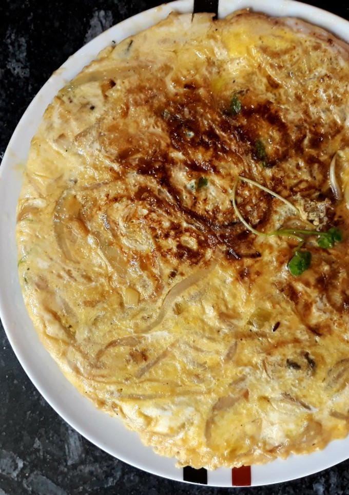 Una foto de Tortilla de cebolla tierna con brotes de brócoli