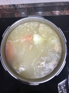 Una foto de Caldo casero de pollo