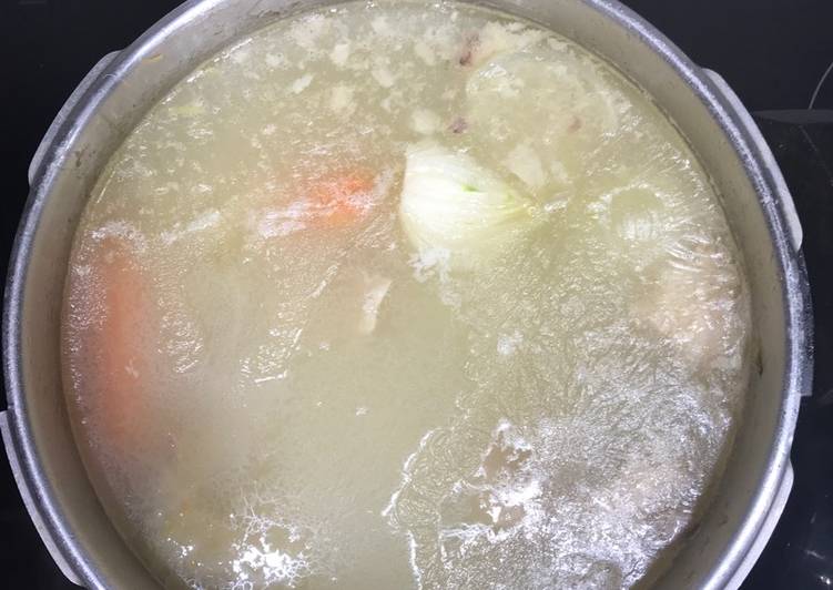Caldo casero de pollo