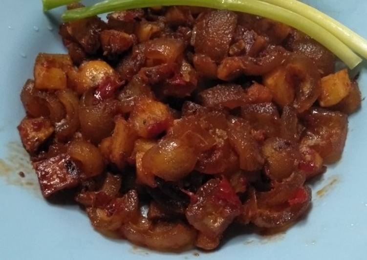 Kikil kentang balado