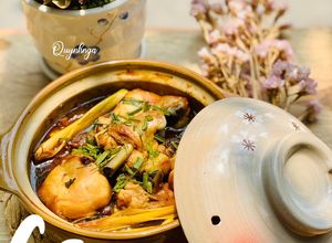 Hình của món Gà kho sả đút lò.